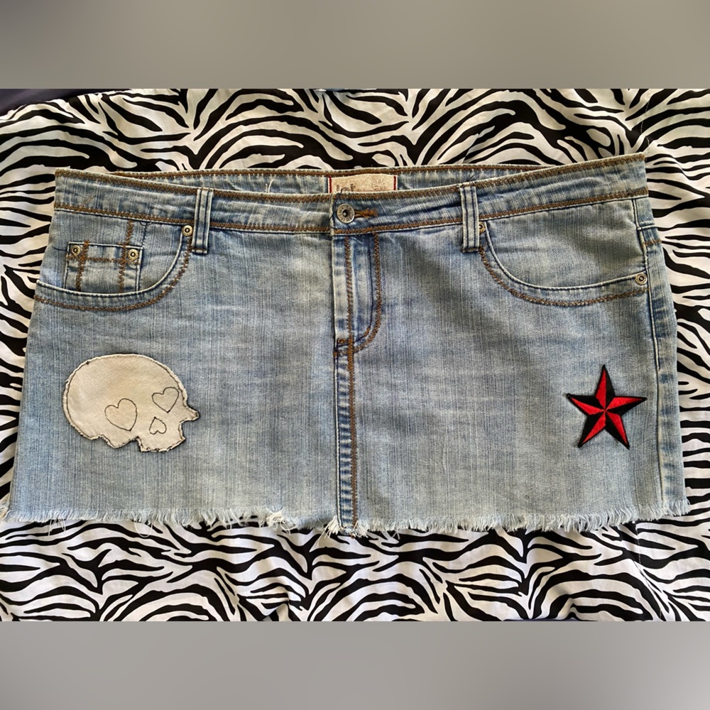 Rad Punk Skull Star Patch art vintage low rise mini skirt. Early 2000’s Y2K XXL